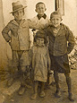 Παιδιά μπροστά στην πρόσοψη του σπιτιού του Ευθύμη