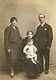 Φωτογραφία συγγενών της οικογένειας Κομπείκογλου στην Κερμίρα