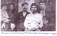Οικογενειακή φωτογραφία της οικογένειας Δορουκίδη. Ο Ιωάννης Δορουκίδης στην αγκαλιά της μητέρας του