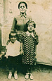 Ο Ακύλας Αλτίνογλου με τη μητέρα του Γιαννούλα και τη θεία του φωτογραφίζεται για τον φυλακισμένο πατέρα του