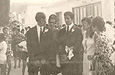 Ο γαμπρός Ακύλας Αλτίνογλου (στα δεξιά της φωτογραφίας) περιμένει τη μέλλουσα σύζυγό του Σμαράγδα Χαϊτόγλου στον Μαυρόλοφο (1971)