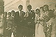 Το ζευγάρι Ακύλας Αλτίνογλου και Σμαράγδα Χαϊτόγλου έξω από την εκκλησία στο Μαυρόλοφο λίγο μετά τον γάμο τους (1971)