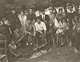 Ο Ακύλας Αλτίνογλου με τους φίλους του σουβλίζουν τον παραδοσιακό οβελία στον Μαυρόλοφο