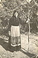 Η Αναστασία Εσέρογλου ντυμένη με παραδοσιακή φορεσιά τις Απόκριες στον Μαυρόλοφο τη δεκαετία του 1940