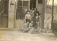 Η Κυριακή Καλαμάρη με συμμαθήτριές της στη σχολή κομμωτικής του Χρήστου Δελβιτόγλου (Θεσσαλονίκη γύρω στο 1955)