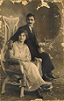 Φωτογραφία της οικογένειας Τζιβελέκη. Η φωτογράφηση έγινε στο γνωστό φωτογραφείο (studio) του 'Αντρειωμένου' στην Κωνσταντινούπολη