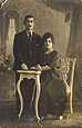 Συγγενείς του ζεύγους Τζιβελέκη. Η φωτογράφηση έγινε το 1921 σε άγνωστη τοποθεσία