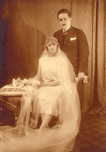 Η νύφη Έλλη Απάζογλου κόρη της γνωστής οικογένειας Βιομηχάνων με το σύζυγό της Συμεών