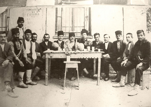 Συγγενείς του Χατζηαγγελίδη Γιώργου στο καφενείο στο Φωτολίβος Δράμας