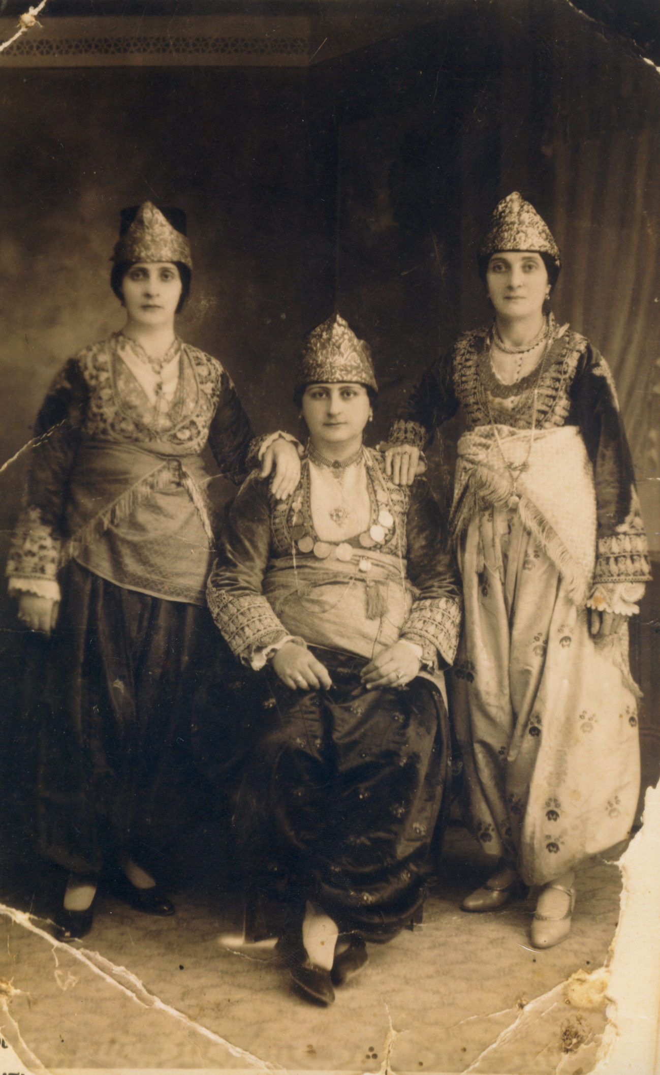 Θείες της Ανάστα Σμυρναίου με τις χρυσοκέντητες στολές τους, φερμένες από τη Σίλε Ικονίου (Έδεσσα, 1930)