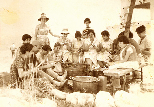 Γυναίκες από τον Μαυρόλοφο μαγειρεύουν στην εξοχή