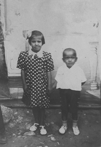 Ο Ακύλας Αλτίνογλου με τη θεία του σε φωτογραφία για τον φυλακισμένο πατέρα του