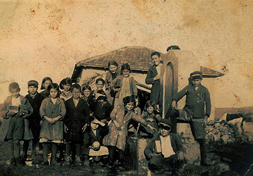 Παιδιά του Μαυρόλοφου στη βρύση του χωριού (1936)