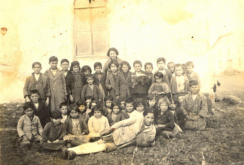 Φωτογραφία των μαθητών του Μαυρόλοφου με τη δασκάλα τους στο προαύλιο του σχολείου