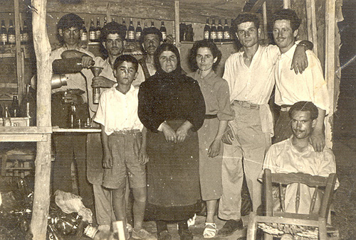Η οικογένεια του Βασίλειου Σταυρίδη φωτογραφίζεται μέσα στο καφενείο της στο Μαυρόλοφο