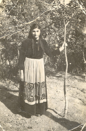 Η Αναστασία Εσέρογλου ντυμένη με παραδοσιακή φορεσιά τις Απόκριες στον Μαυρόλοφο τη δεκαετία του 1940