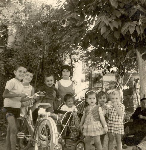 Ο Γιάννης Καλαμάρης περήφανος για το ποδήλατό του, το πρώτο στο χωριό, δώρο από την μητέρα του Κυριακή Καλαμάρη