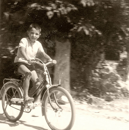 Οι πρώτες βόλτες του Γιάννη Καλαμάρη με το ποδήλατό του