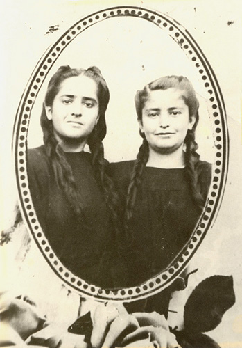 Η δεκαοχτάχρονη Κυριακή Καλαμάρη με την αδερφή της ντυμένες στα μαύρα, λίγο μετά το θάνατο του πατέρα τους