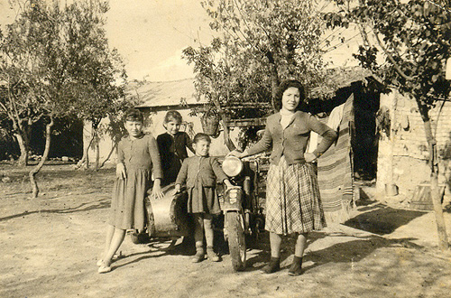 1959-1960, Κατερίνα, Δέσποινα και Ελευθερία Τουφεκτσή και η Μαρία Σερεμέτη έξω από το σπίτι της οικογένειας Τουφεκτσή