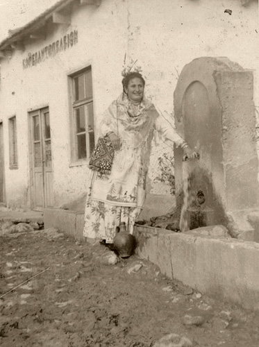 Η Βηθλεέμ Μακρένογλου στη βρύση του χωριού στη πλατεία του Μαυρόλοφου, ντυμένη καρναβάλι με παραδοσιακή φορεσιά