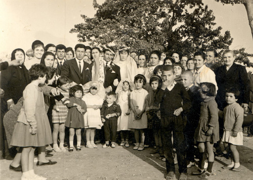 Το ζευγάρι Στέφανος Μινόκογλου και Άννα Κατίρογλου μετά τη στέψη στην εκκλησία στον Μαυρόλοφο (1965)