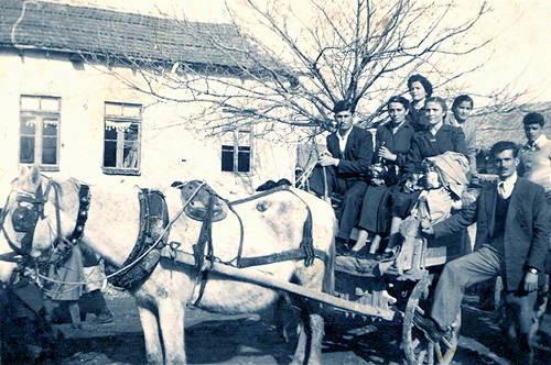 Η προίκα της Μαρίτσας Ησαϊόγλου περιφέρεται σε άμαξα στο Μαυρόλοφο λίγο πριν το γάμο της με τον Ζαχαρία Πασχαλίδη
