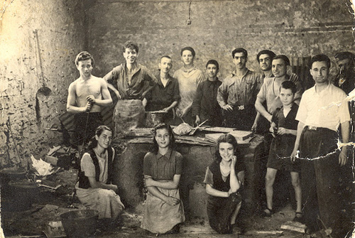 Αγώνας για την επιβίωση. Εργασία στο εργοστάσιο του Σαλβατόρ Άντζελ και του Δημήτριου Καπανίκη (Θεσσαλονίκη 1946)