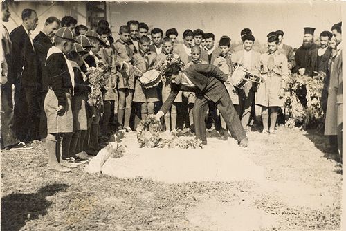 Κατάθεση στεφάνου του εκπροσώπου της νεολαίας της Αδελφότητας Φλογηταινών Βορείου Ελλάδος 'Ο Άγιος Γεώργιος' για τη γιορτή του Αγίου Γεωργίου, (Νέα Φλογητά, 23-4-1952)