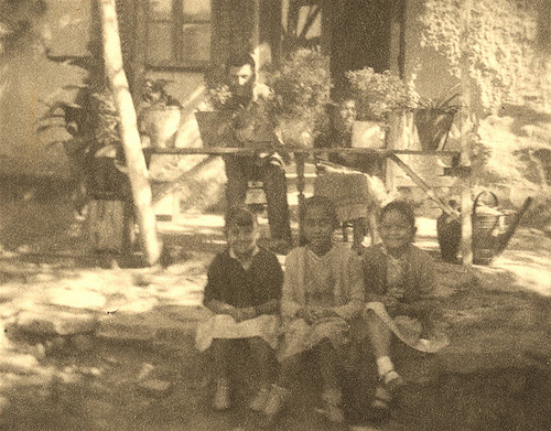 Η αδελφή του Ιωάννη Σπυρόπουλου, Δέσποινα με φίλες της Μαρία και Αναστασία Τσακλίδου στο σπίτι τους στην οδό Αγαθουπόλεως 5, Νεάπολη Θεσσαλονίκης