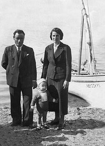 Η οικογένεια Παλάζη στην παραλία των Νέων Επιβατών, 1938