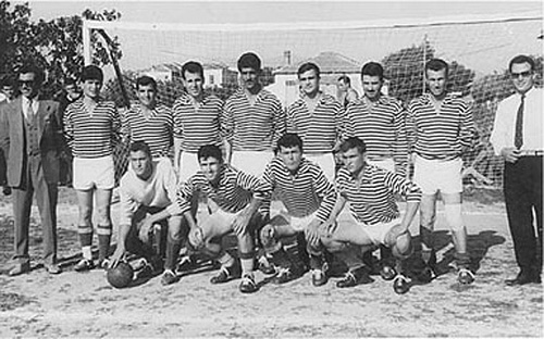 Η ποδοσφαιρική ομάδα του Παναθλητικού Αναμορφωτικού Ομίλου Νέων Επιβατών (Π.Α.Ο.Ν.Ε.), Νέοι Επιβάτες 1964