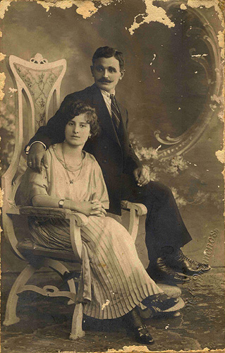 Φωτογραφία της οικογένειας Τζιβελέκη. Η φωτογράφηση έγινε στο γνωστό φωτογραφείο (studio) του 'Αντρειωμένου' στην Κωνσταντινούπολη