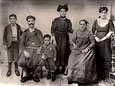 Η οικογένεια Γουρλή στον Τσεσμέ.
