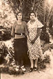 Η Μαρία Τσιτσικρώνα με φίλη της στη Χίο