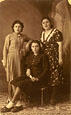 Οικογενειακή φωτογραφία σε στούντιο της Αθήνας, 1925 περίπου.