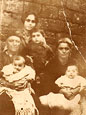 Φωτογραφία μελών της οικογένειας Χαραλαμπίδη στο Βατούμ της Γεωργίας το 1930 περίπου.