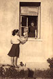 Φωτογραφία του Δημοσθένη Γατζίδη μπροστά απο τον Λευκό Πύργο, Θεσσαλονίκη 1947-1949.