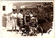 Φωτογραφία έξω από το σπίτι της οικογένειας του Χρήστου και της Αθηνάς Μπαϊρακτάρη,Κομνηνά (Χασάνι) 1940.