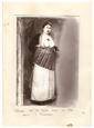 Φωτογραφία της Μαρίας Νικολαίδου ντυμένης με παραδοσιακή ποντιακή στολή, Πόντος 1931.
