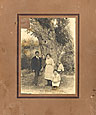 Ο Παναγιώτης Βασιλειάδης με τη γυναίκα του Αναστασία Σπυροπούλου, την κόρη τους Αφροδίτη Βασιλειάδη και την υπηρέτρια στα Τσατάλτζα σε εξοχή
