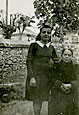 Η Ελευθερία Τσακίρογλου & η Θεοδώρα Τομόγλου -Τσακίρογλου πρόσφυγες από την Σπάρτη Πισιδίας Μικράς Ασίας στο Μοσχάτο Αττικής, δεκαετία του '30