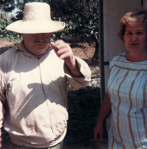 Η Κυριακή και ο πατέρας της, Γεώργιος Πανταζής, στον τρύγο