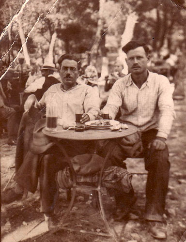 Ο Γεώργιος Πανταζής (δεξιά) με φίλο του στο Μαρούσι