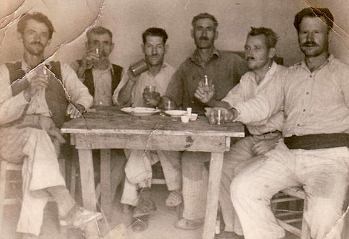 Ο Γεώργιος Πανταζής με φίλους σε καφενείο στο Μαρούσι