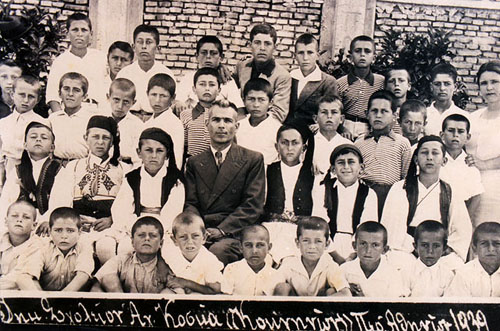Το Δημοτικό Σχολείο του Αγίου Κοσμά Κομνηνών το 1939.