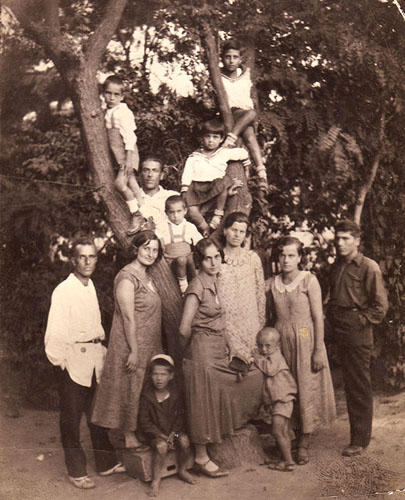 Φωτογραφία σε εξοχική τοποθεσία στο Βατούμ της Γεωργίας, 1935 περίπου.