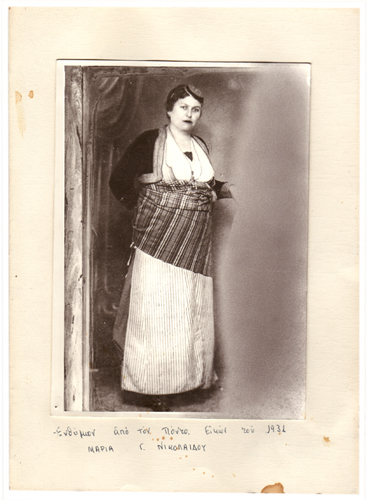 Φωτογραφία της Μαρίας Νικολαίδου ντυμένης με παραδοσιακή ποντιακή στολή, Πόντος 1931.